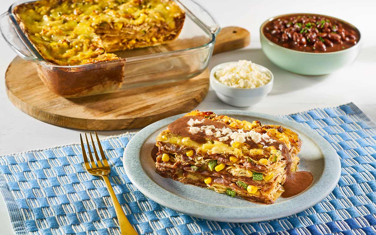 El Pastel Azteca Renovado con Salsa de Frijol y Chipotle