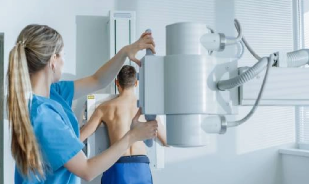Profesional de la salud realizando radiografía